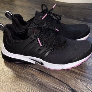 Nike Women's Black and Purple Athletic Shoes